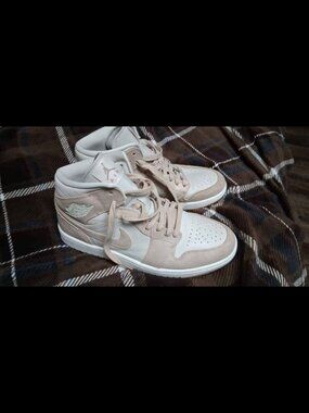 WMNS AIR JORDAN 1 MID SE - LIGHT BROWN / SAIL